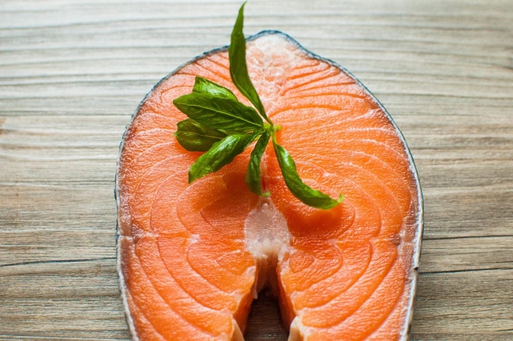 Ikan salmon atas meja